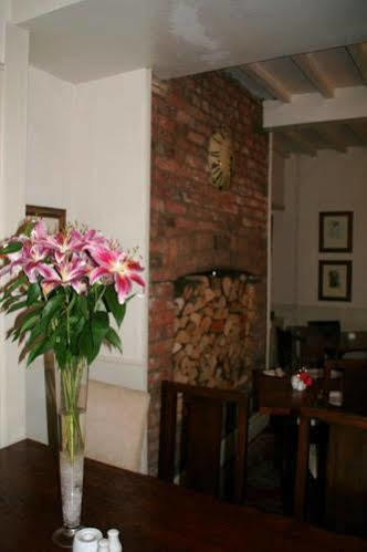 The Cross Keys Hotel Llanymynech Buitenkant foto